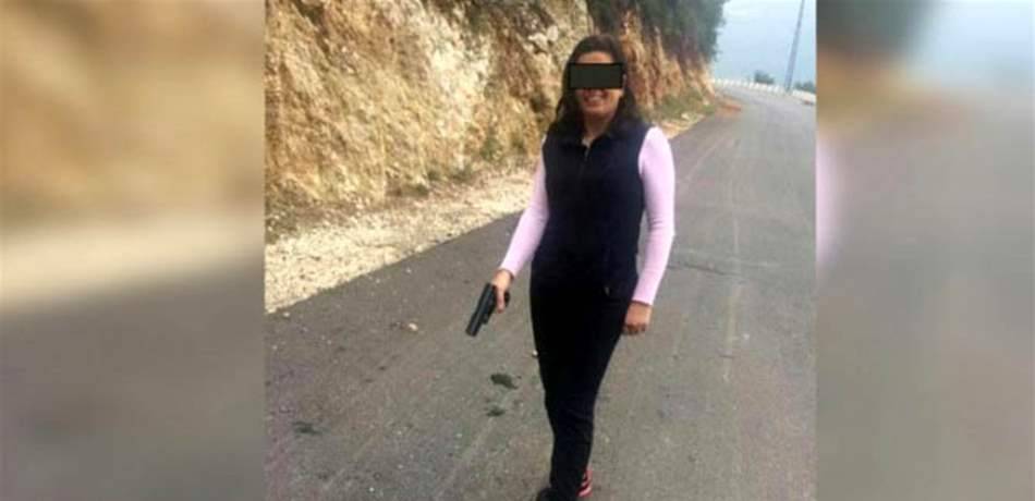 صورة شابّة قتلت ثعلبًا بمسدسها "حديث البلد" في لبنان!