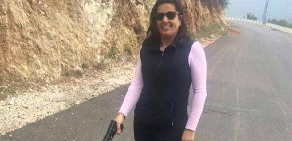بعد انتشار صورتها تحمل سلاحا الى جانب حيوان الـJackal... ماذا فعل القضاء؟