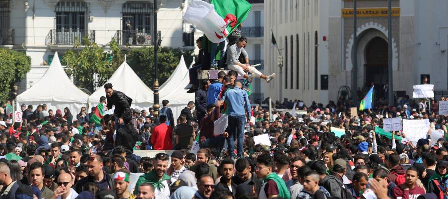 استعداداً لمظاهرات أوسع.. المحتجون الجزائريون يعيدون ترتيب صفوفهم وينتخبون قيادة لهم
