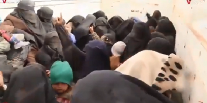 داعشية خارجة من الباغوز تكشف عن شعرها.. وما حدث بعدها صادم!!