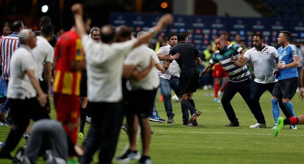 لاعب يخلع سرواله لجماهير المنافس يشعل الغضب في دولة عربية (فيديو)