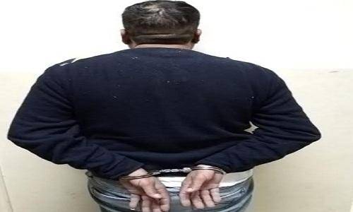 عنّف ابنه وتسبب له بحروق في جسده
