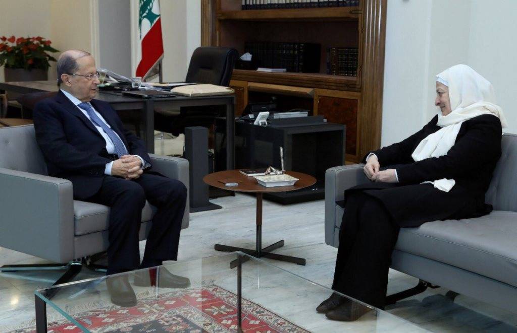 عون عرض مع بهية الحريري التطورات السياسية
