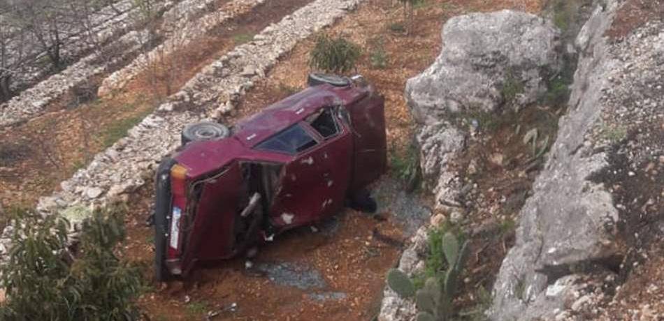 على الطريق العام بين صيدا وجزين.. نجاة 4 أشخاص بأعجوبة!