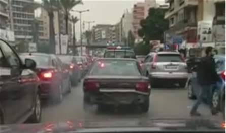 مشهد مستفز بـ"عز الخنقة".. شبه سيارة تسير ولكن! (فيديو)