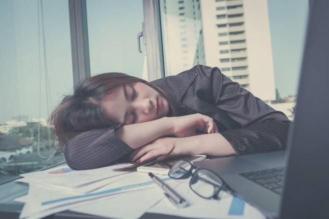 6 أطعمة تجنب تناولها أثناء العمل.. لأنك ستنام فوراً!