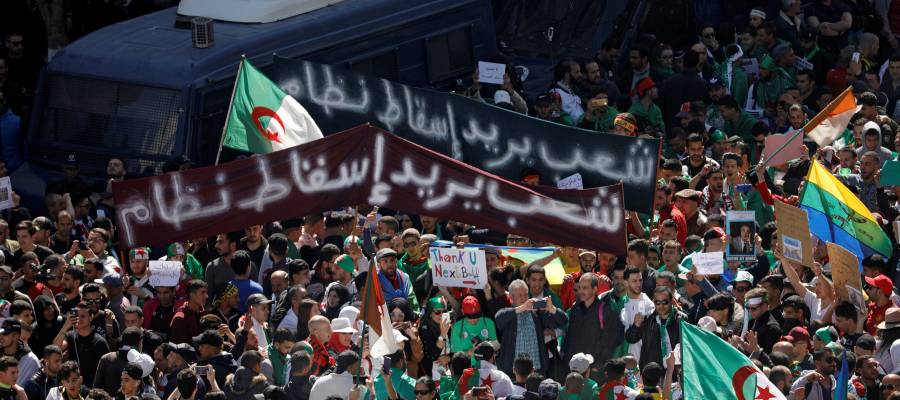 احتجاجات هي الأضخم في الجزائر، والمتظاهرون لبوتفليقة: ارحل فوراً