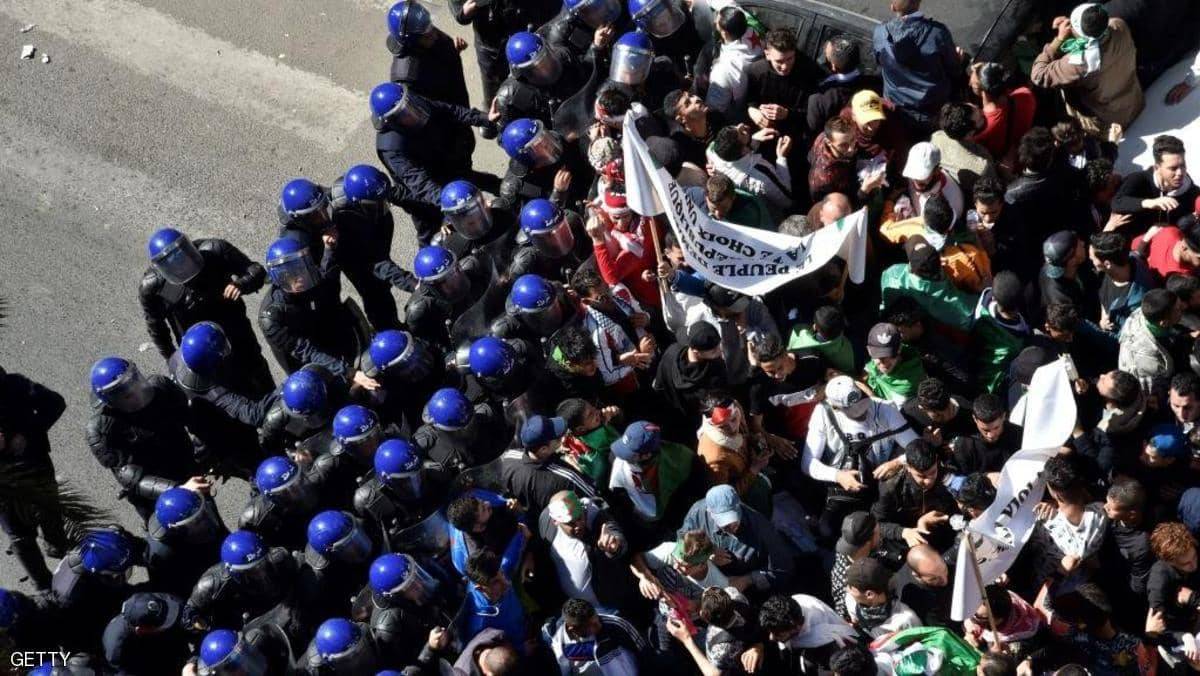 في الجزائر الشرطة تقمع المتظاهرين وتستخدم قنابل الغاز