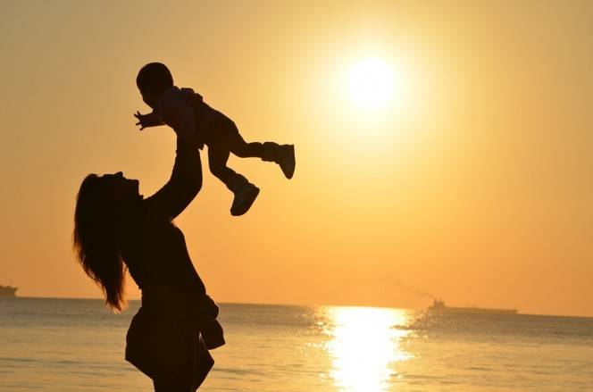 اكتئاب الأم يؤثر على صحة الأطفال الجسمانية والنفسية