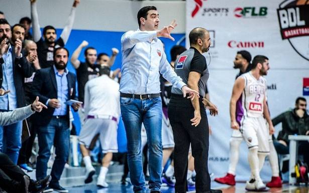 بيريستش رافعـــــاً الـــجـلــسة :

هنا بيروت... قِـــف !!