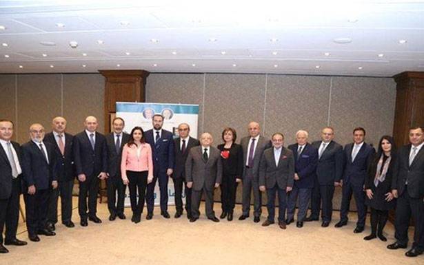 فوز لائحة نعمة الـــلــه أبـــــــي نصر

في إنتخابات الـــــرابطـــة المارونــــية