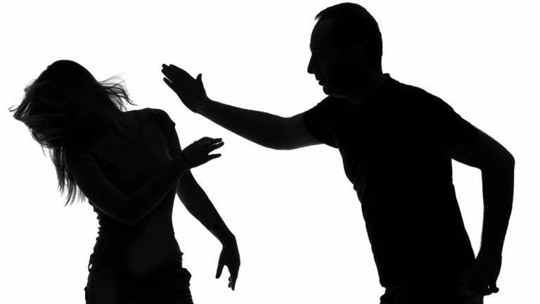 بسبب معاكسة.. ضابط مصري ينهي حياة صديقته بـ“لكمة في الوجه“
