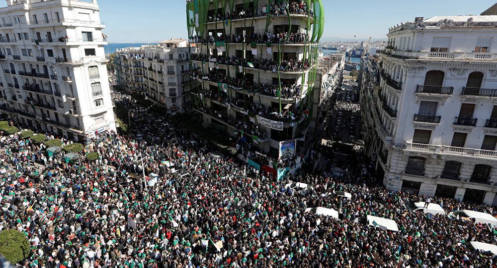 معارضون جزائريون يطالبون الجيش بلعب 