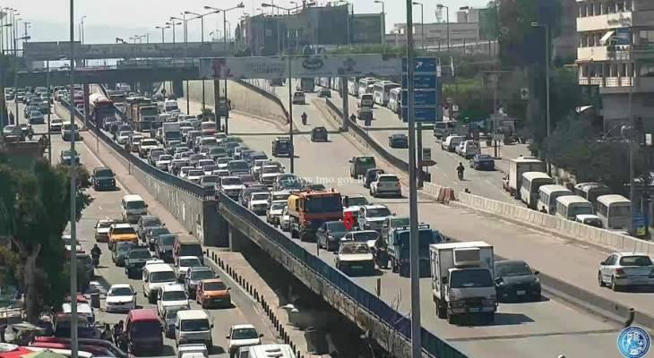 تعطل مركبة على جسر الكولا باتجاه نفق سليم سلام وحركة المرور كثيفة