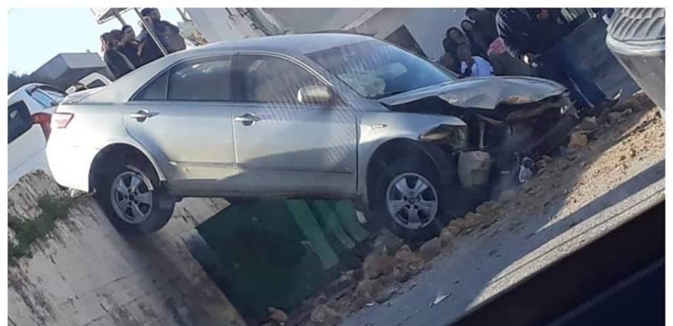 في طبرجا.. انزلقت السيارة واستقرّت تحت حافة الطّريق!