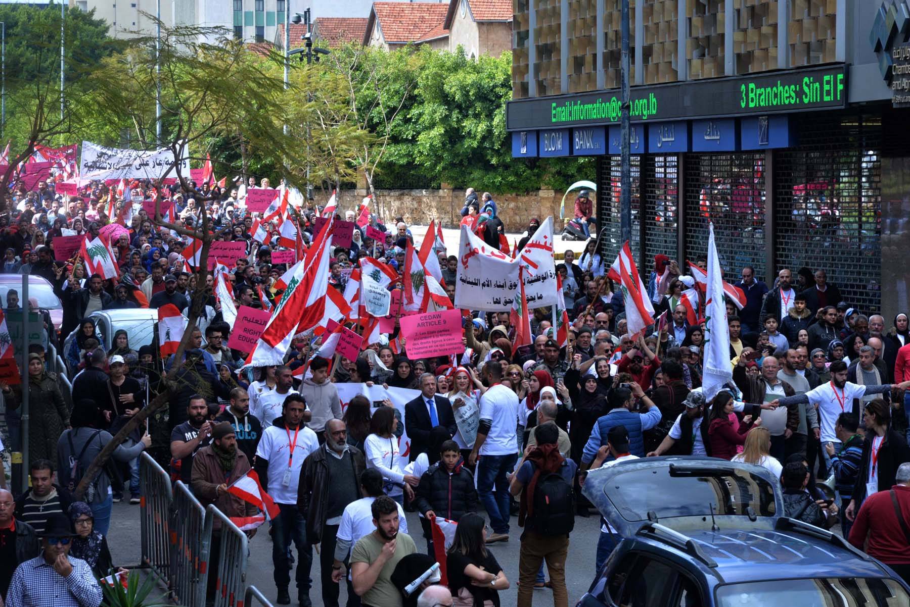 مسيرة لـ «جنسيتي كرامتي» من الداخلية لرياض الصلح :

لتتشكل طاولة حوار خاصة بحق الأم اللبنانيّة ومكتومي القيد