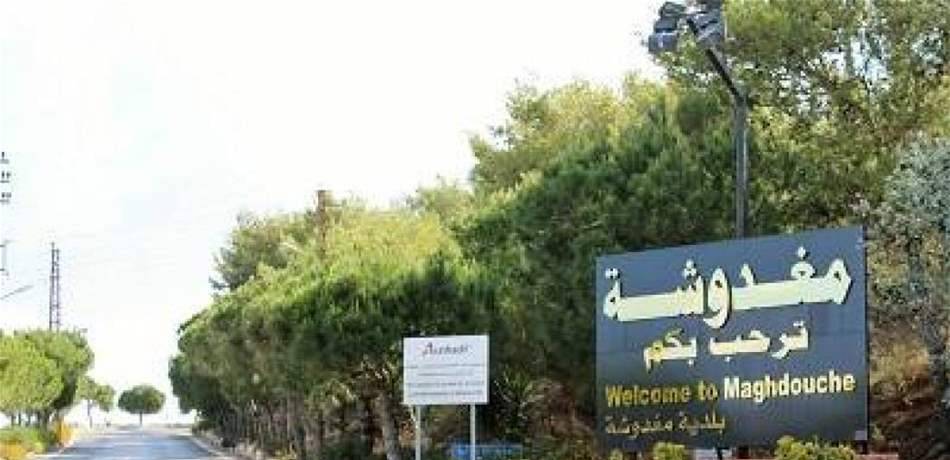 حادث غريب في مغدوشة.. سيارة استقرت على اخرى!