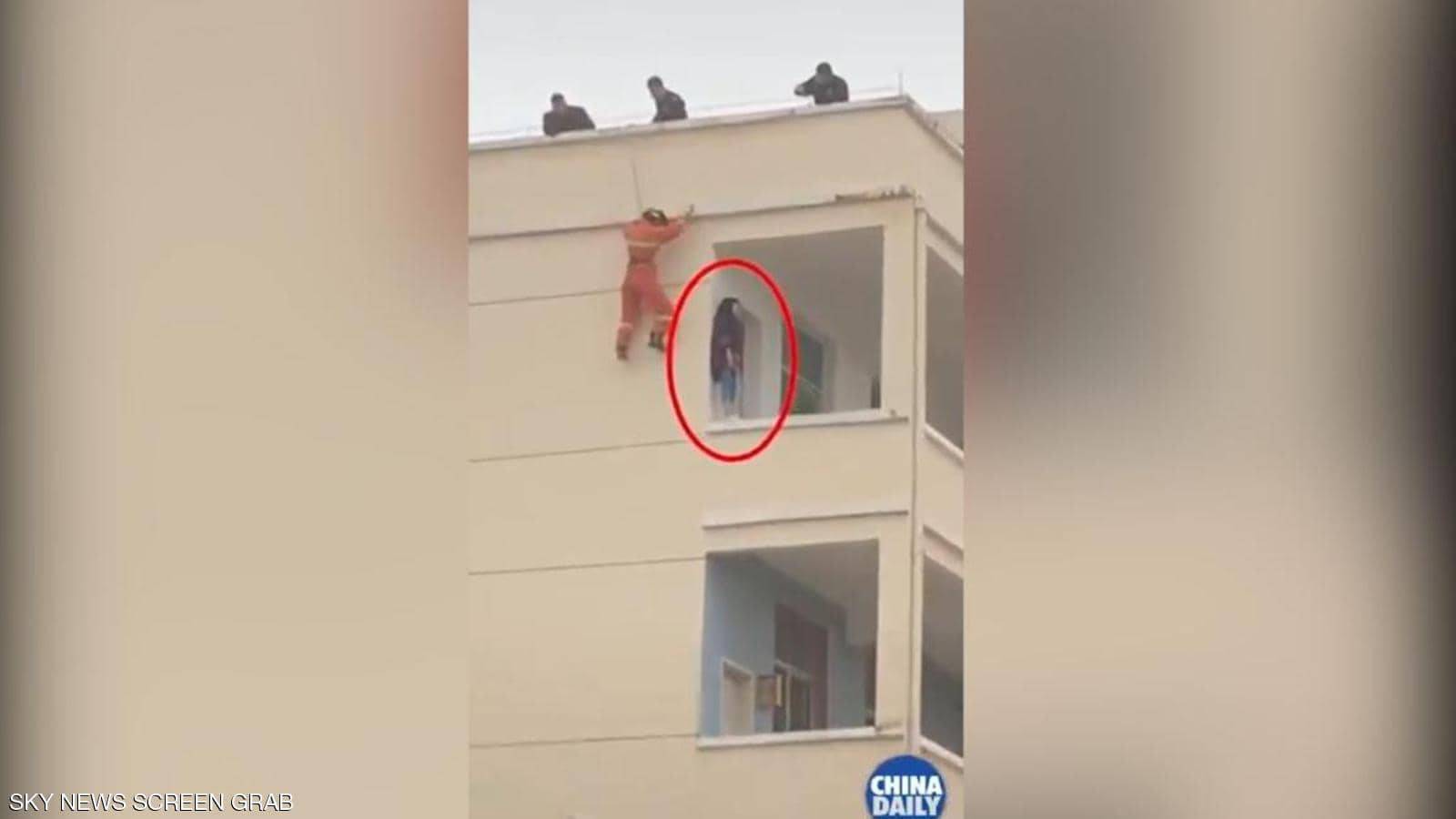 بالفيديو.. أنقذها من الموت بركلة قدم