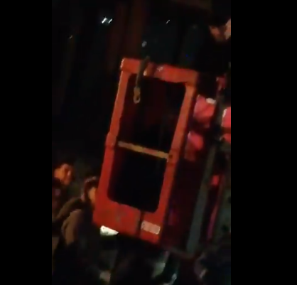 بالفيديو: عامل كهرباء ينجو بإعجوبة بعد حصول انفجار في محول الكهرباء