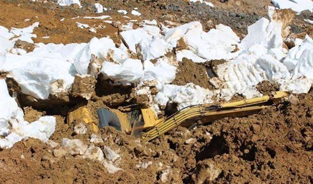 بالصور: جرافتان تحت الركام جراء إنخساف طريق ترشيش