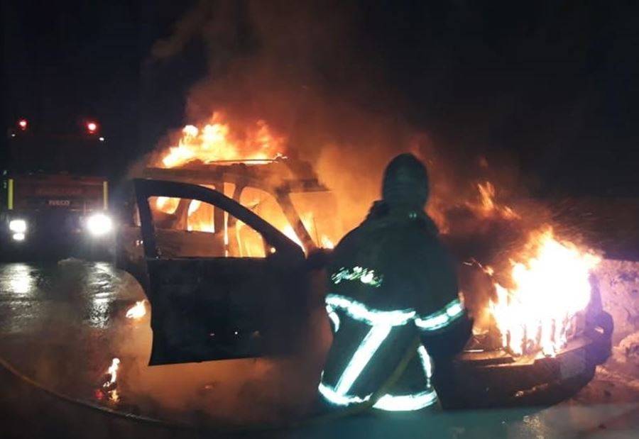 بالصورة: حريق داخل سيارة فهل من ضحايا؟