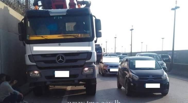 تعطل شاحنة على اوتوستراد خلدة باتجاه بيروت محلة انفاق المطار