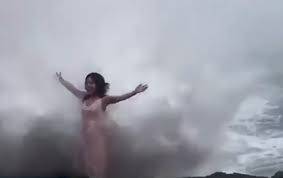 بالفيديو... موجة عاتية تطيح بفتاة أثناء التقاطها لصورة على الشاطئ