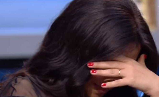 بعد إيقافها.. شيرين تنهار من البكاء وتستنجد بالسيسي