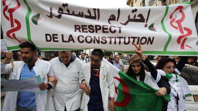 لماذا يتعثر حل الأزمة السياسية في الجزائر بعد شهر من الاحتجاجات؟