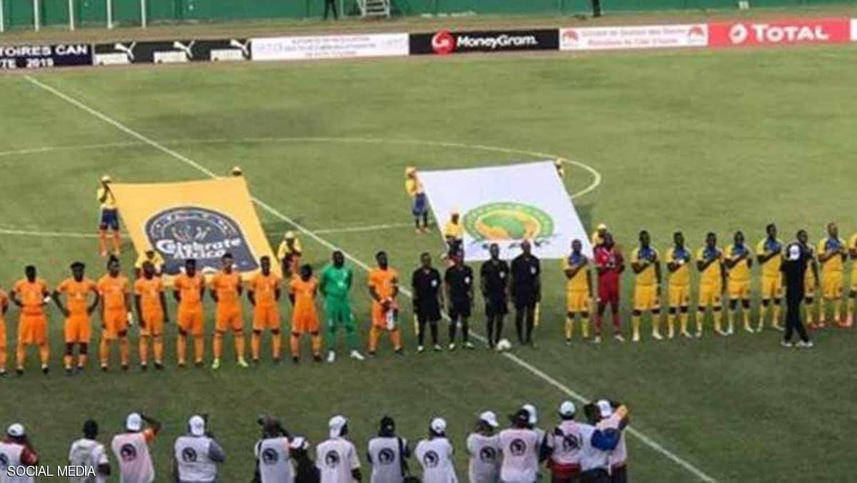 مباراة جميع لاعبيها بالأصفر.. والمشجعون "ضائعون"