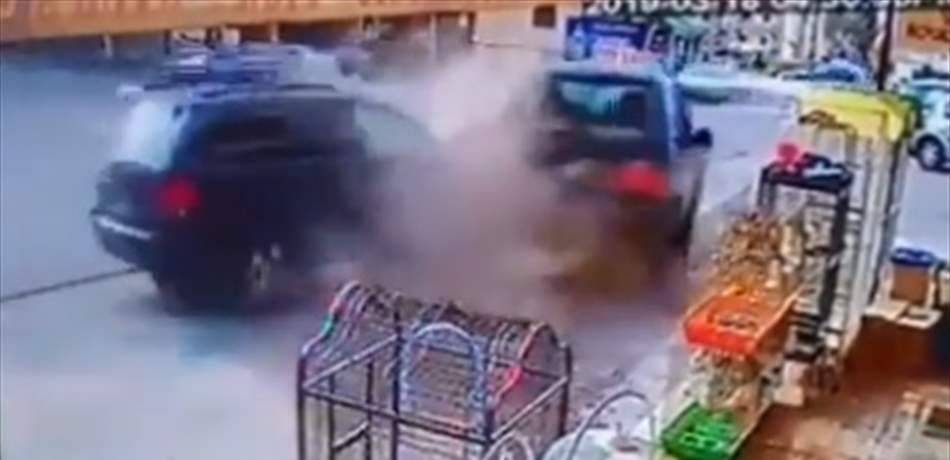 حادث سير مروّع على الطريق العام في ذوق مصبح.. و"اليازا" تستعين باللبنانيين! (فيديو)