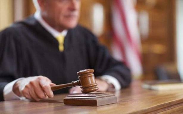 القاضي منصور يمنع المحاكمة عن الخبير... ويُحيل شخصين بجرم السرقة