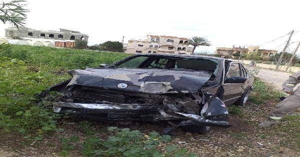 بعد أن فقد السيطرة على سيارته... اصطدم بالفواصل الإسمنتية في صور