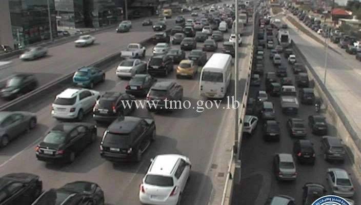 حركة المرور كثيفة من الضبية باتجاه انطلياس وصولا الى نهر الموت