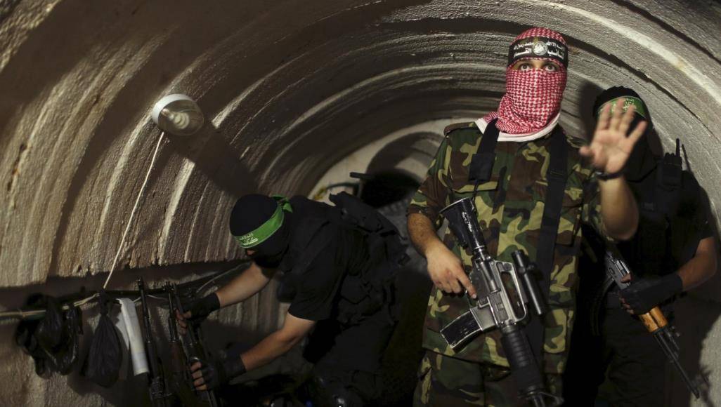 غزة فوق مدينة انفاق وغرف كلها تحت الأرض
20 الف شاب فلسطيني لبسوا الحزام الناسف