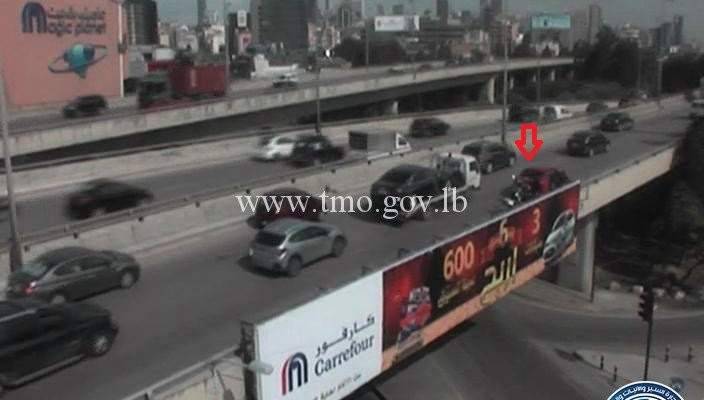 جريح نتيجة تصادم بين سيارة ودراجة نارية على اوتوستراد الصياد