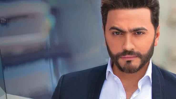 عاش طفولة قاسية ودخل السجن لـ6 أشهر .. اليكم قصة تامر حسني