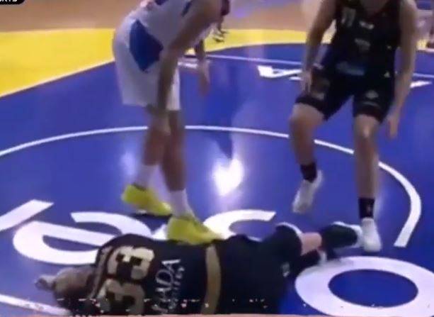 بالفيديو- لاعبة هومنتمن تفاجئ زملائها وتتخطى الاصابة لتخرج بعدها بمشهد مؤثّر جداً!