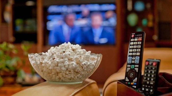 للمراهقين.. مخاطر حقيقية لمشاهدة التلفاز وتناول "السناك" معا