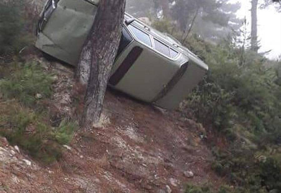 بالصورة: إنقلاب سيارة في جبل الصنوبر- القموعة
