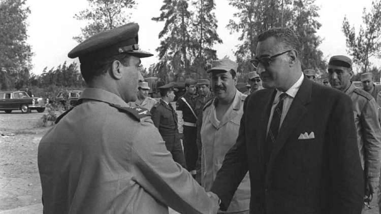 صور نادرة.. الزعيم المصري الراحل جمال عبد الناصر على جبهة القتال!