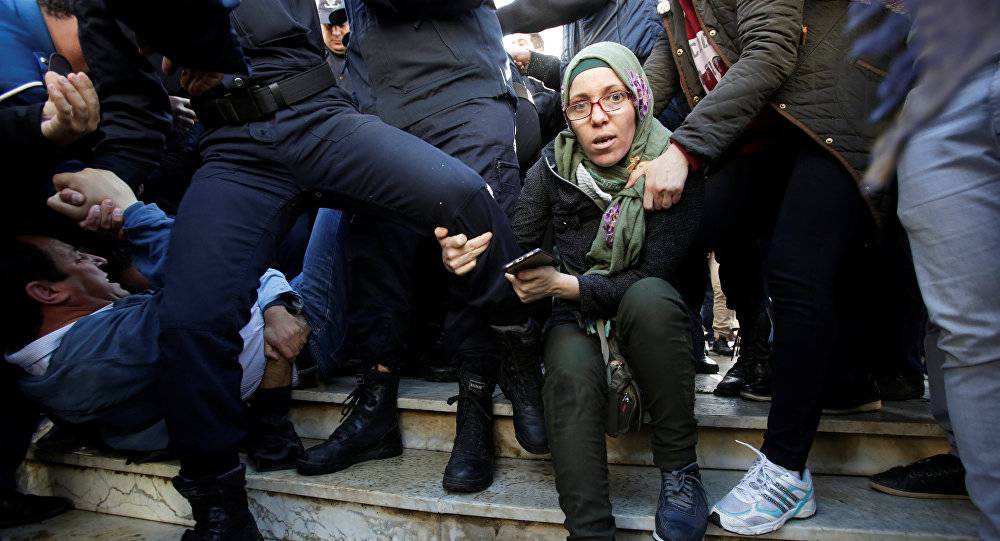 الشرطة الجزائرية تستخدم مدافع المياه لإبعاد المحتجين عن وسط العاصمة