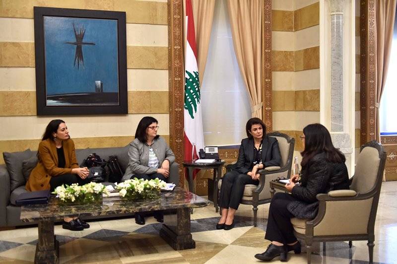 الحسن بحثت ووفدا كتائبيا تطبيق قانون المعاملات الالكترونية للبلديات والتقت وفد منظمة كفى