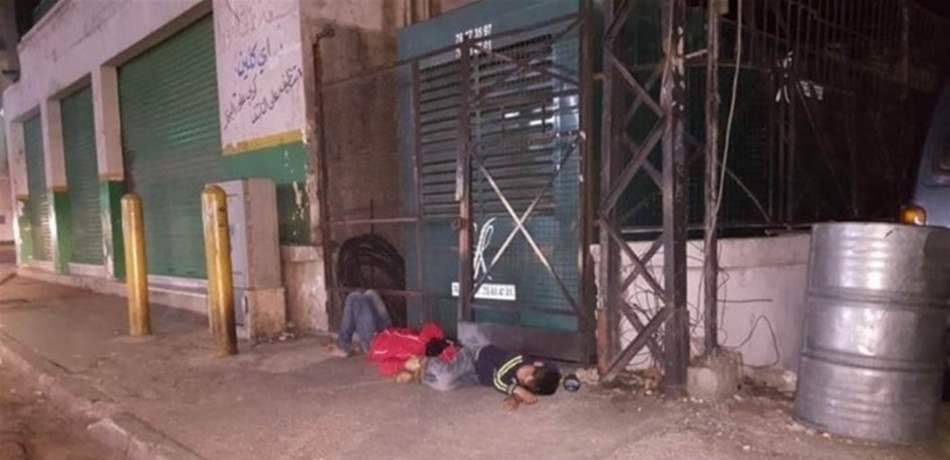 "برد وما لابسين منيح".. صورة مؤثرة لطفلين نائمين على الرصيف في صيدا!