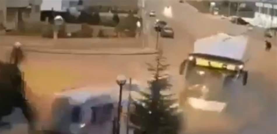 حوادث بالجملة أمام بوابة هذا المنزل في لبنان.. شاهد واحكم! (فيديو)