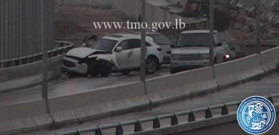 بالصورة: على محوّل نهر الموت.. انزلاقٌ فاصطدام!