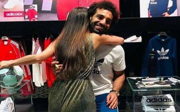 صلاح ينشر رسالة واتساب من أمه بعد «صورة الحضن»
