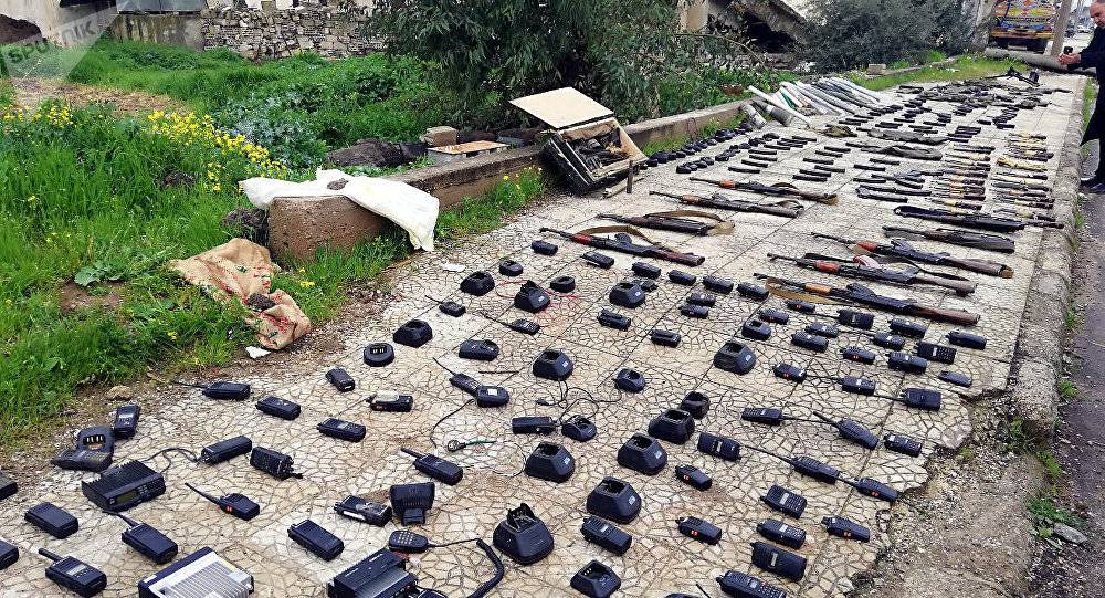 فيديو وصور۔۔۔ الأمن السوري يضبط جهازا متطورا للرصد الفضائي وقطع أثرية منهوبة في ريف درعا