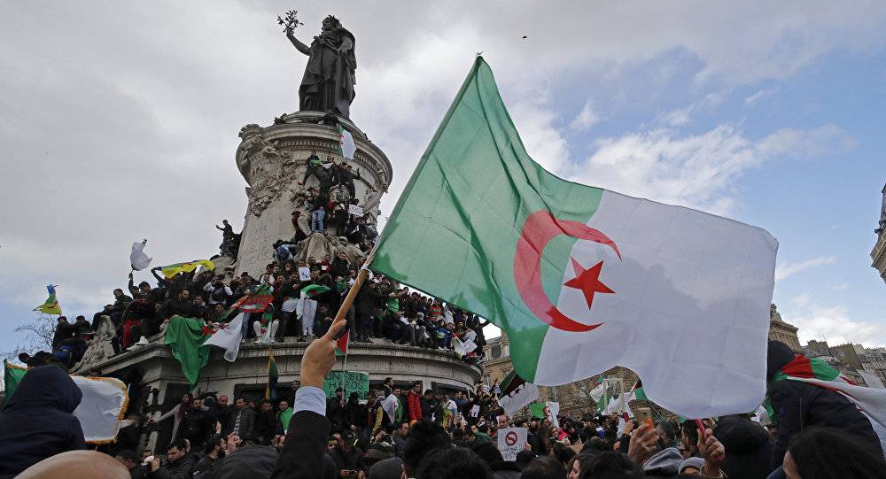 الجزائر: النيابة تمنع سفر عدة شخصيات وتفتح تحقيقا معهم في تهريب أموال للخارج