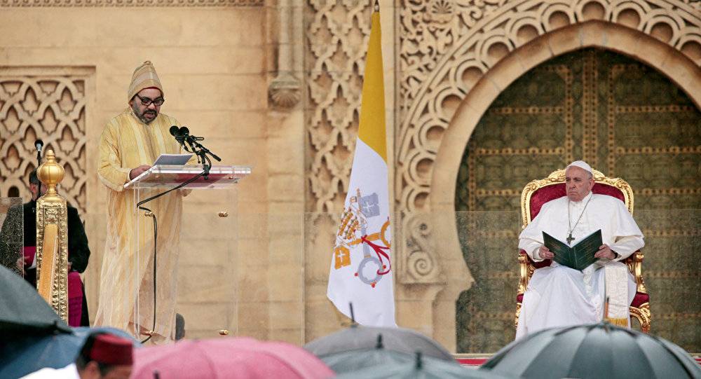 بالفيديو ملك المغرب يفاجئ بابا الفاتيكان بتصرف "غير مسبوق"